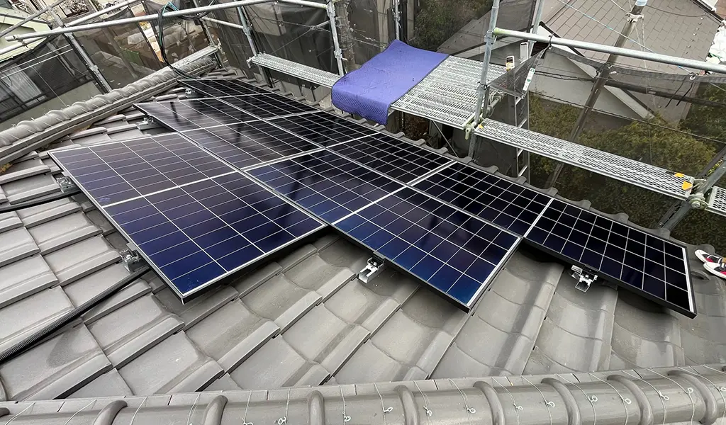 260619_1 - 東京都の補助金制度を活用した太陽光・蓄電池・V2H設置サポート|ソルト公式 東京都東村山市で太陽光発電9.08kW・蓄電池19.9kWhを設置|和瓦屋根