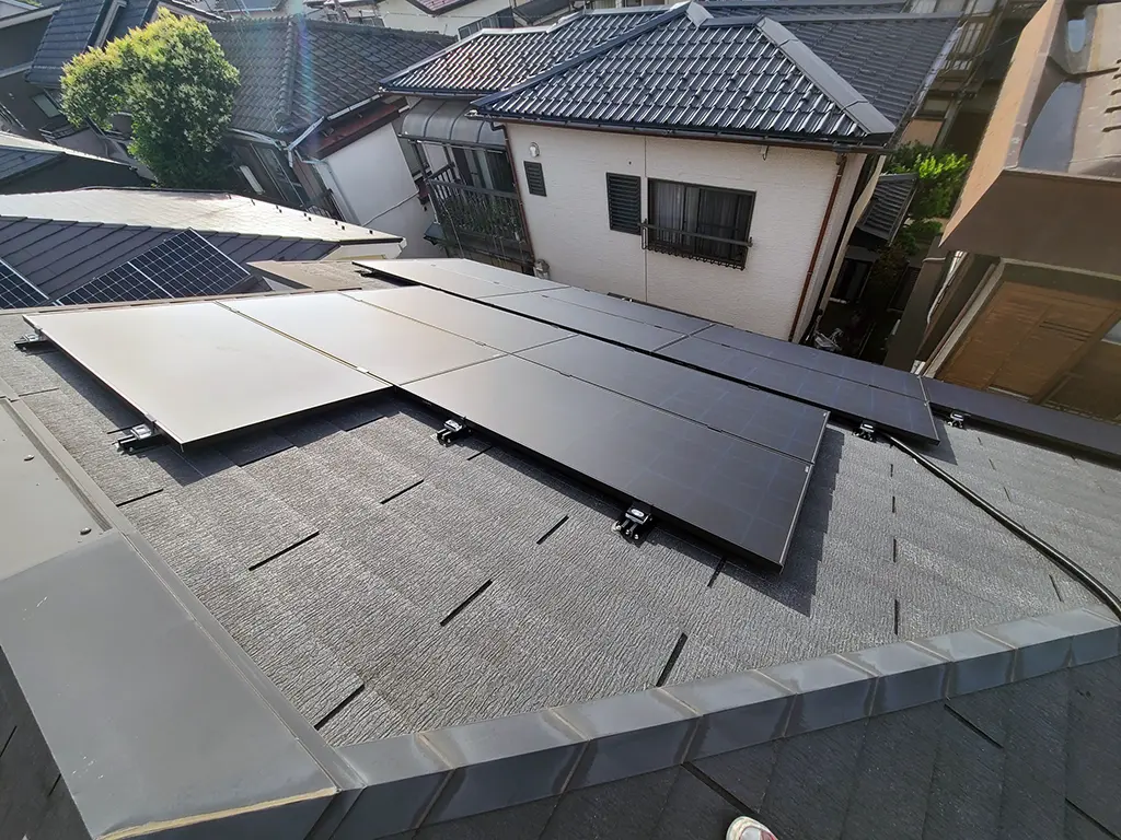 屋根に合わせて2種類のQセルズ太陽光パネルを配置