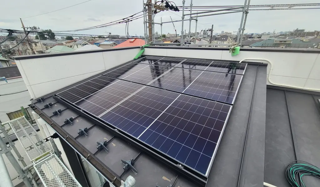 掴み金具で立平屋根に固定した太陽光パネル（世田谷区）