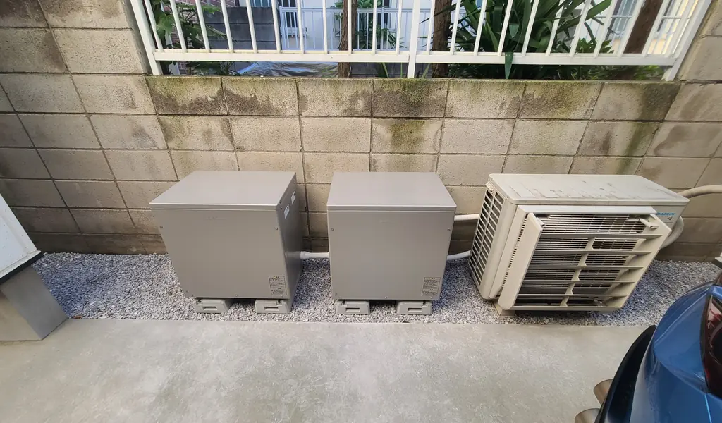 エアコンの室外機の横に並べて設置した蓄電システム（世田谷区）