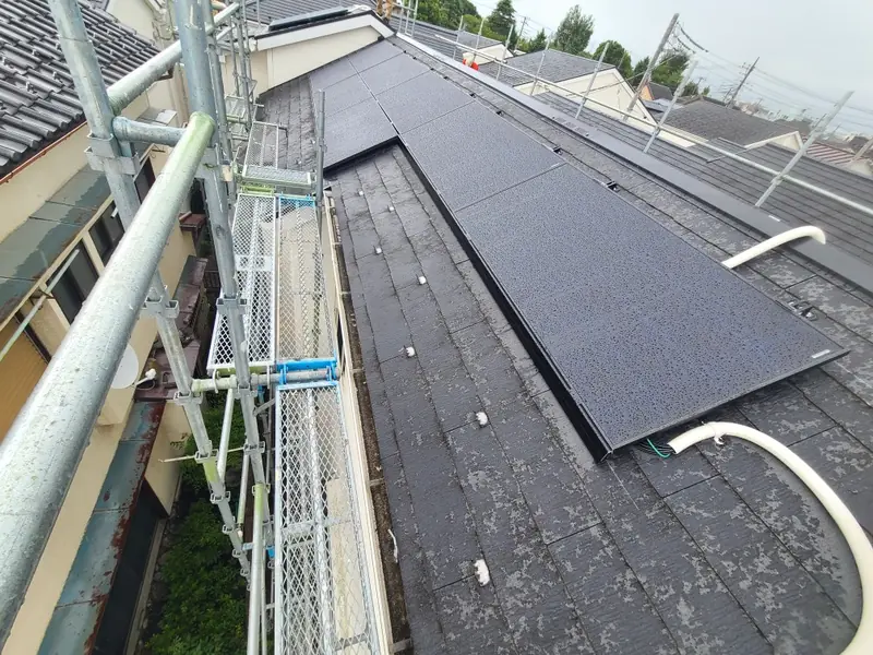 足場を組んでスレート屋根に設置した太陽光パネル（足立区）