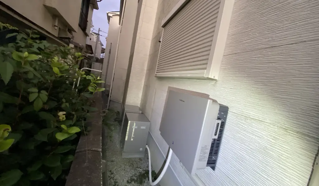 外壁に取り付けたトライブリッドのパワーコンディショナと蓄電池（足立区）