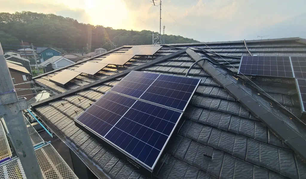 八王子市の寄棟屋根に設置したQセルズの太陽光パネル