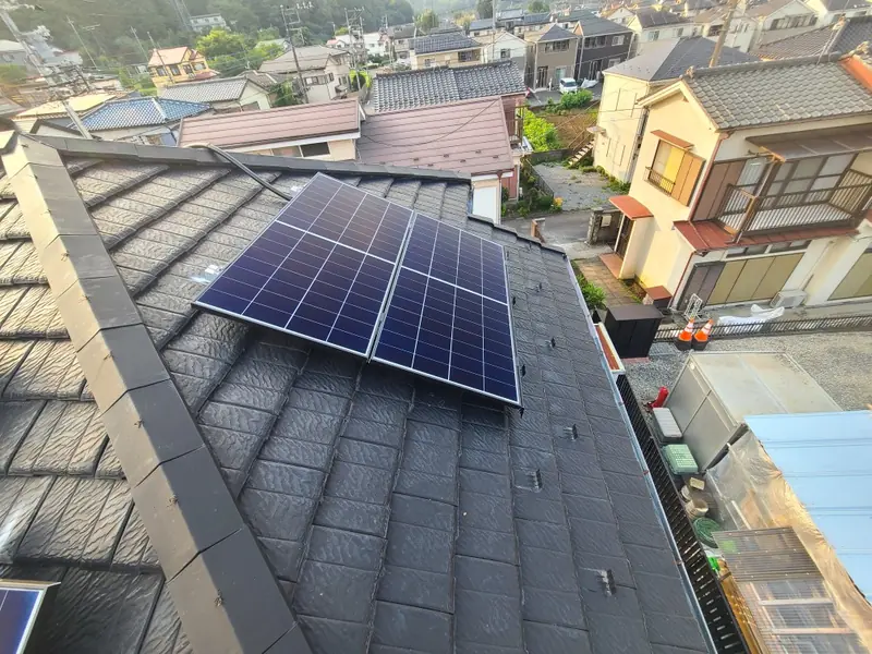 八王子市の寄棟屋根の東側の面に載せた太陽光パネル2枚
