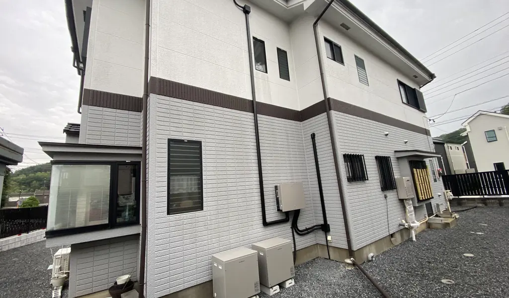 八王子市の住宅の外壁沿いに設置したニチコンのトライブリッド蓄電システム