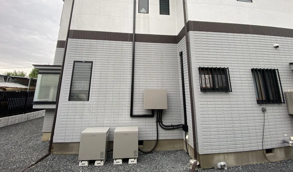 基礎ベースの上に並べたニチコンの蓄電池ユニット2台（八王子市）