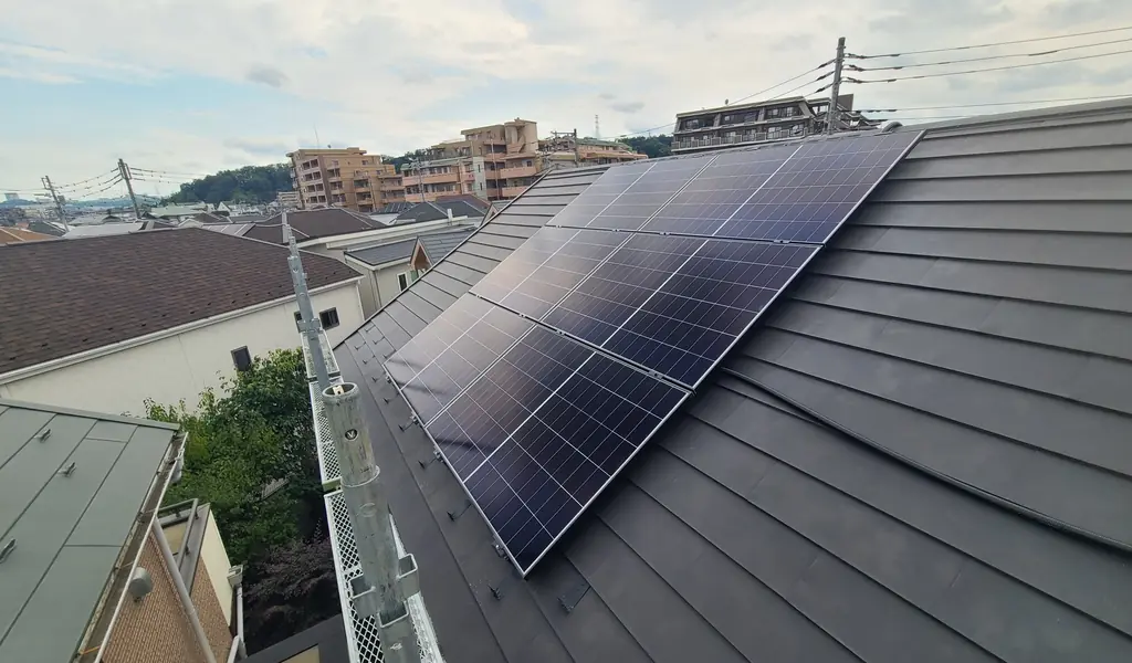 スレート屋根の片側の面に並べたQセルズの太陽光パネル(日野市)