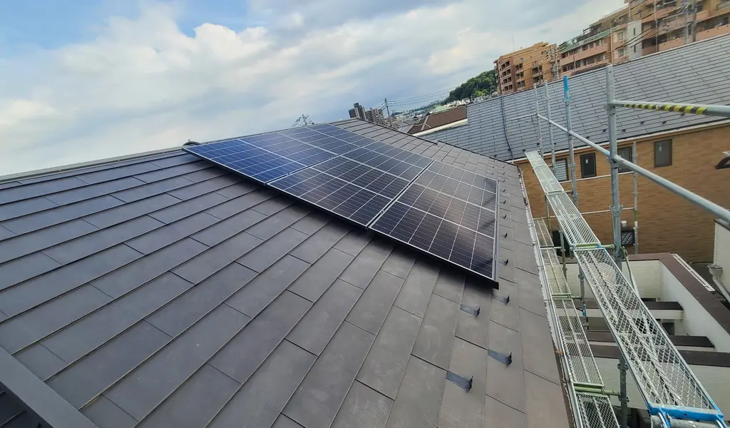 スレート屋根に設置した太陽光パネルと工事用の足場(日野市)