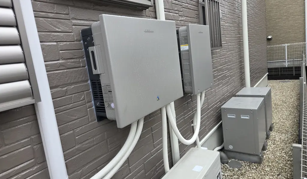 町田市の住宅の外壁に設置したトライブリッドパワコンと蓄電池ユニット