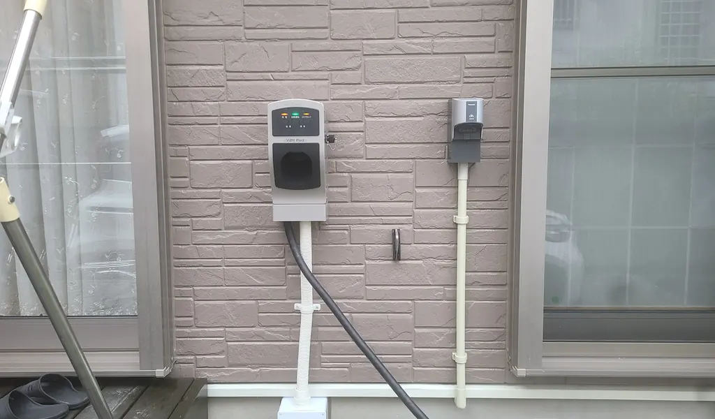 町田市の住宅の外壁に取り付けたニチコンのV2Hポッド