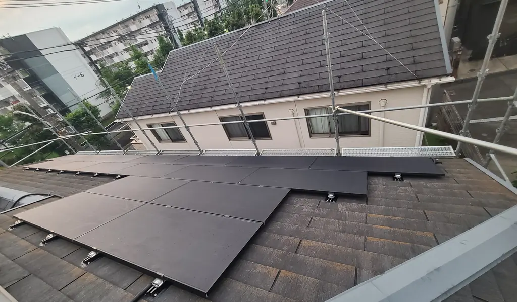 町田市のスレート屋根の面に並べたQセルズの太陽光パネル