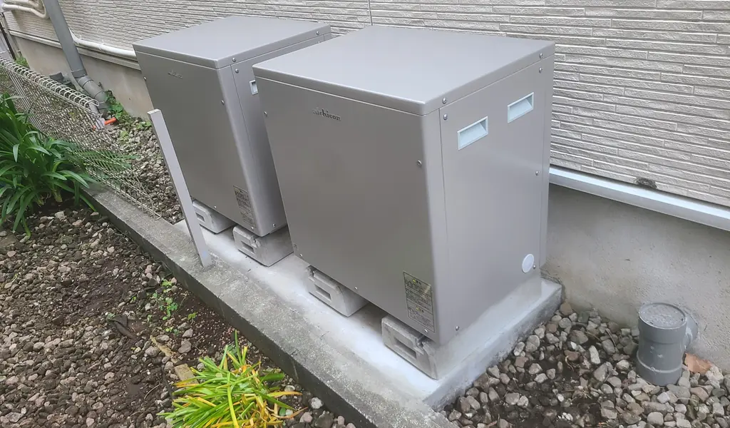 町田市の住宅の外壁沿いに並べたニチコンの蓄電池ユニット2台