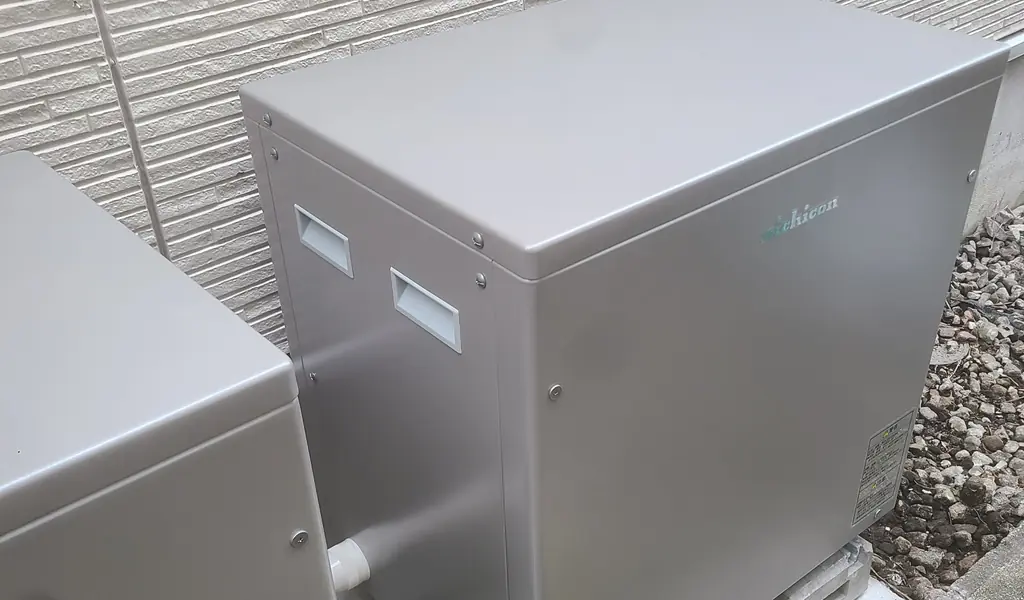 基礎ベースの上に置いたニチコンの蓄電池ユニット(町田市)