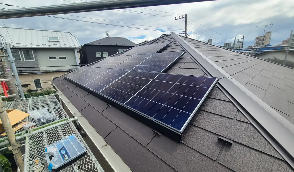 練馬区の住宅のスレート屋根の別の面に並べた太陽光パネル