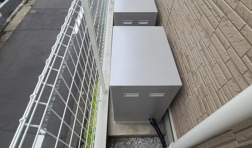 練馬区の住宅の外壁とフェンスの間に並べたニチコンの蓄電池ユニット2台