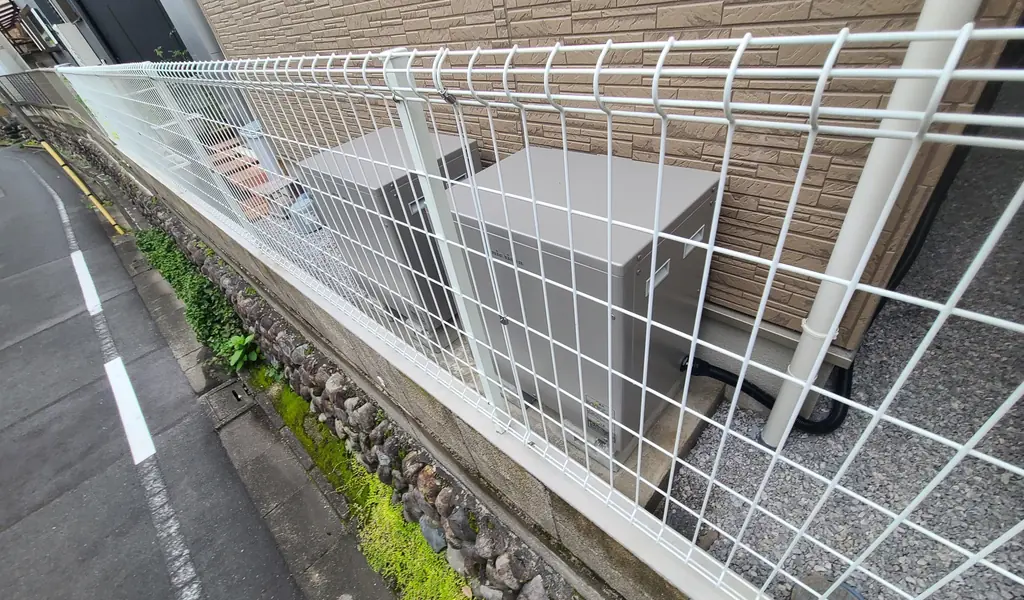 フェンス越しに見たニチコンの蓄電池ユニット(練馬区)