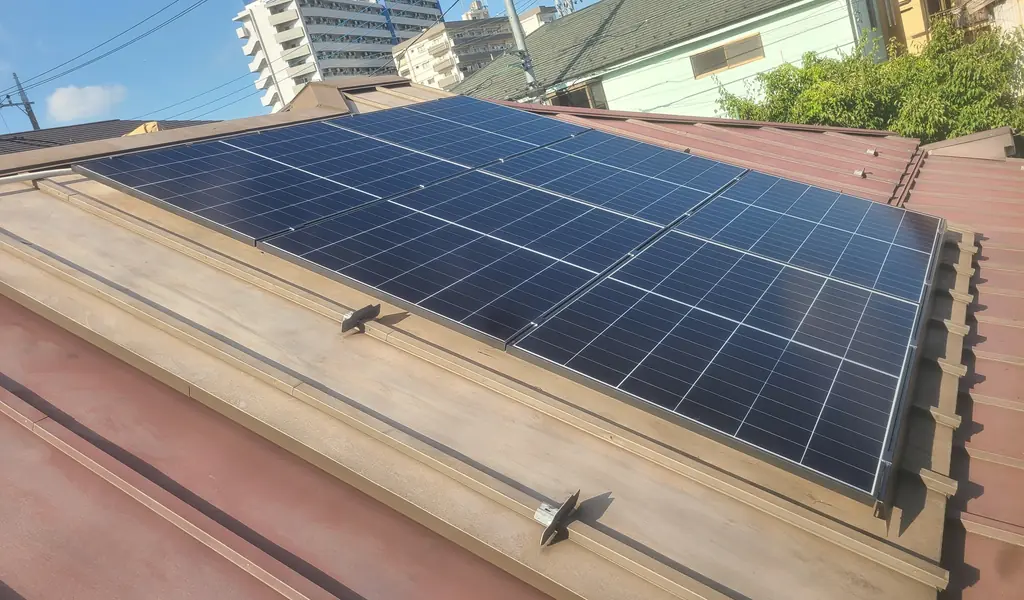西向きのゆるい屋根に並べた太陽光パネル（世田谷区）