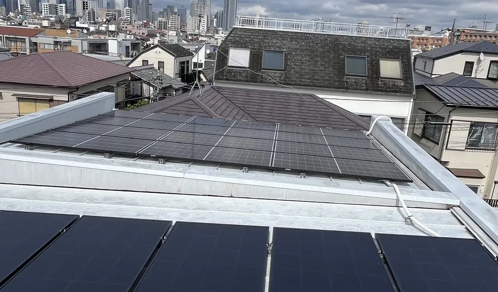 杉並区の金属屋根に設置したQセルズの太陽光パネル