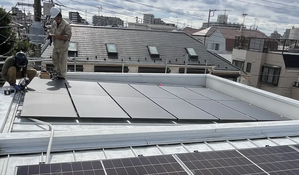 杉並区の金属屋根で太陽光パネルを取り付ける作業
