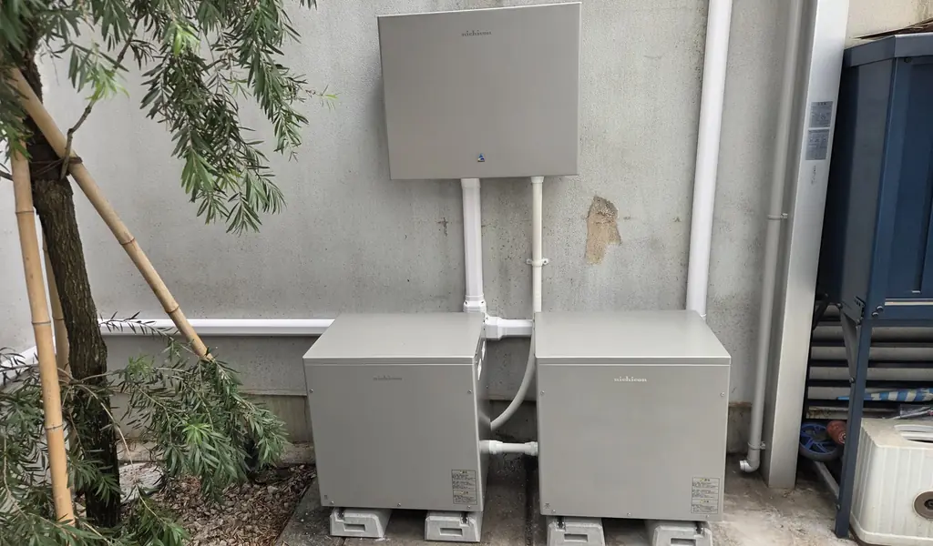 杉並区の住宅の外壁沿いに設置したニチコンのトライブリッド蓄電システム