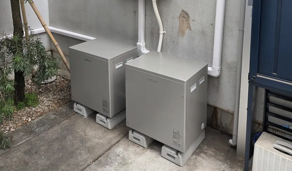 基礎ベースの上に並べたニチコンの蓄電池ユニット2台(杉並区)